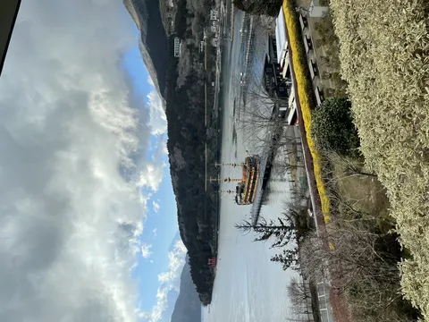 水辺に佇む海賊船と鳥居