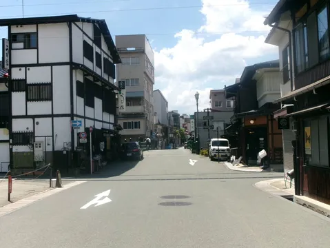 路地のモノトーン旅情