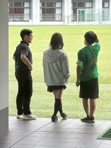 風を感じる球技場の午後