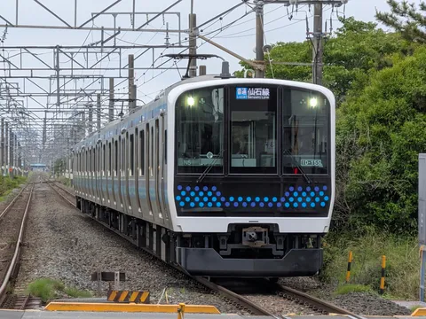 雨音と走る、青い灯火