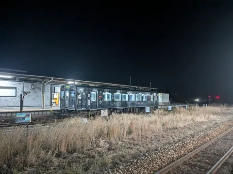 夜の駅に佇む黒い列車