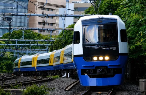 青と光の新幹線風景