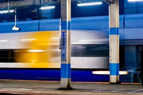 疾走する列車の青い残像