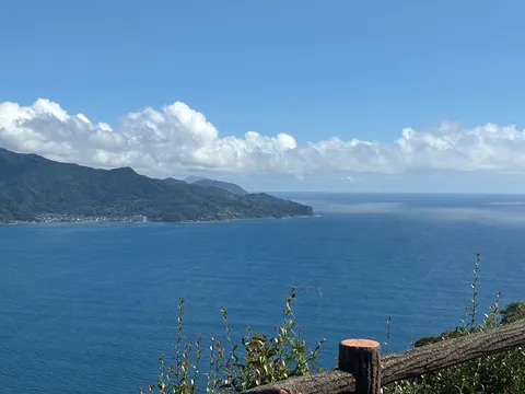 海の青、山の連なり、空の詩