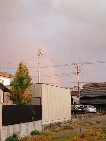 雨上がりの空にかかる虹