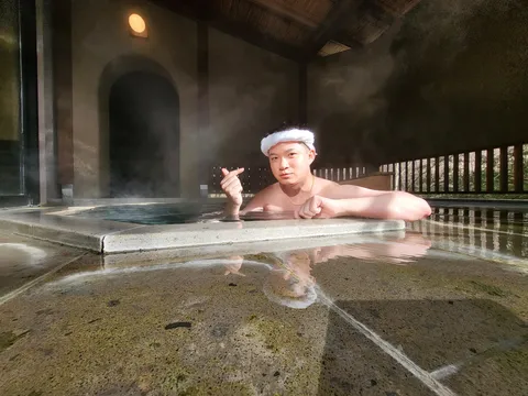 湯けむりと指ハート