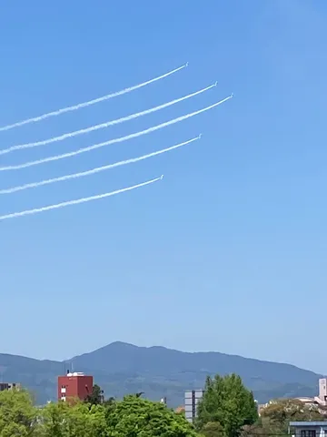 澄んだ空に描く白い軌跡