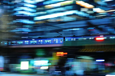 夜の軌跡、都市の躍動