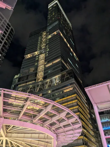 夜空にそびえる都会の光
