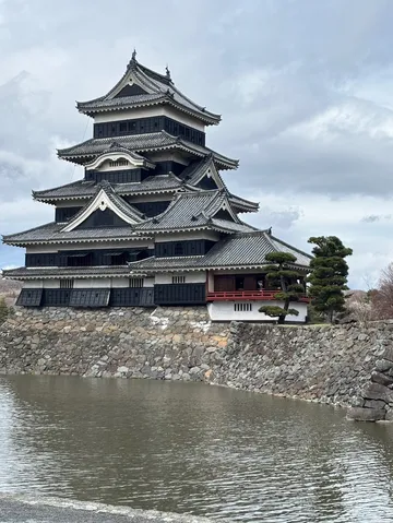 黒い城、水鏡に映る静寂