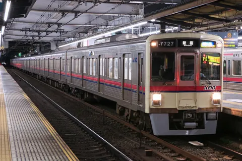 銀色の列車が映す夜の駅