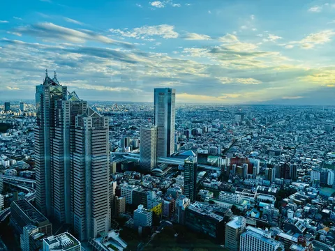 空と都市がほどける瞬間