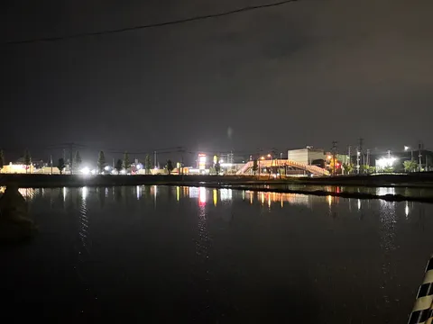 水鏡に輝く街の灯