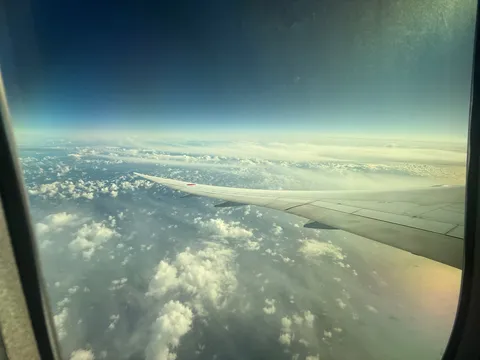 窓越しの空と翼