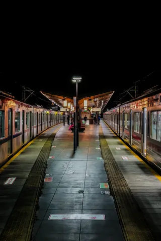 夜の駅、二つのホームに輝く光