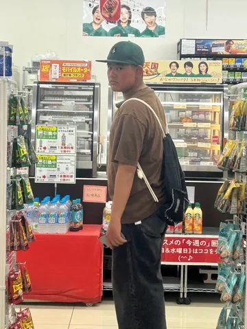 店内の静かな視線