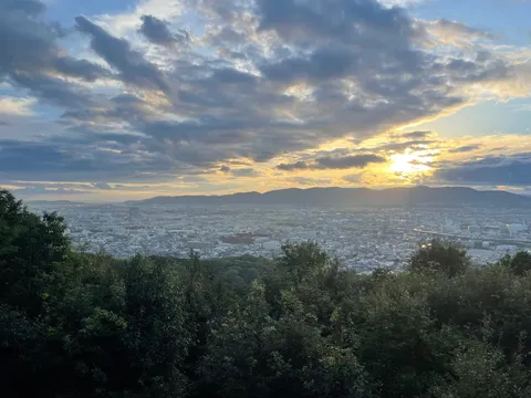 雲のカーテンから、こんにちは太陽！