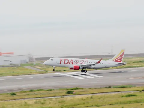 滑走路を疾走するFDA機