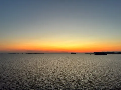空と海、水平線に灯る光