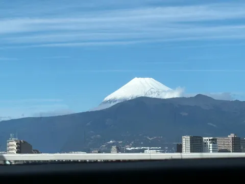 青空にそびえる雪化粧