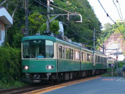 新緑と緑の車両、懐かしき風景