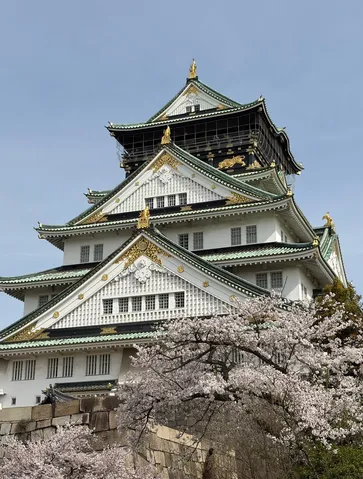 春爛漫、黄金に輝く古城
