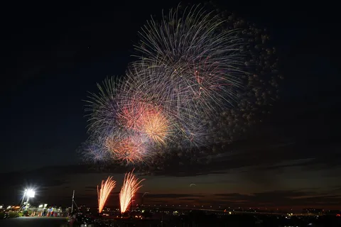 夜空に花が咲く瞬間の輝き