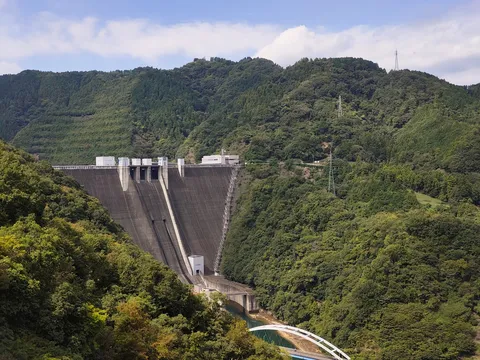 緑の渓谷にそびえる巨大ダム