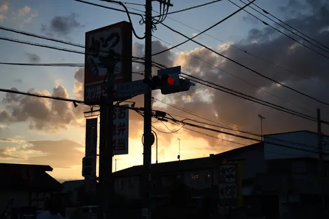 夕暮れの電線と交差点