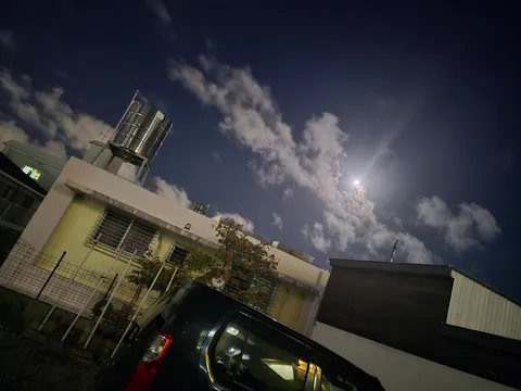 夜の屋上で月と蒸気
