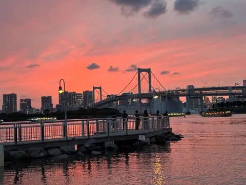 茜色の空、都市を繋ぐ橋