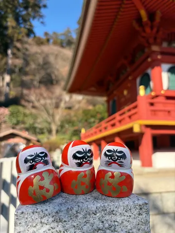 朱色を背に、福を呼ぶだるま