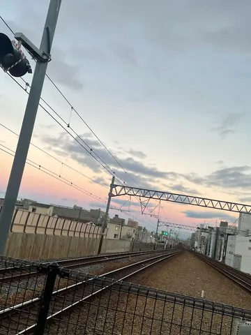 旅立ちを告げる空と線路