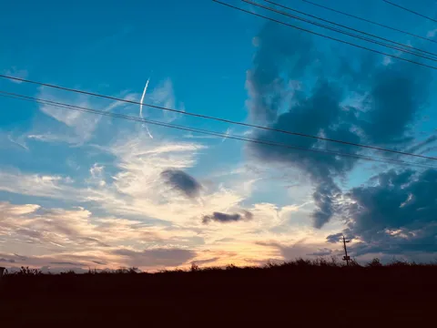 夕景と電線の静けさ