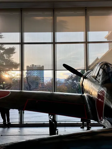 時代を映す機体と窓辺の光