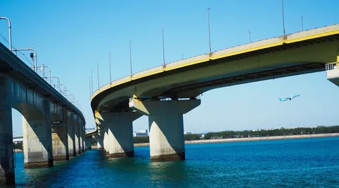 空飛ぶ鉄橋と青い海