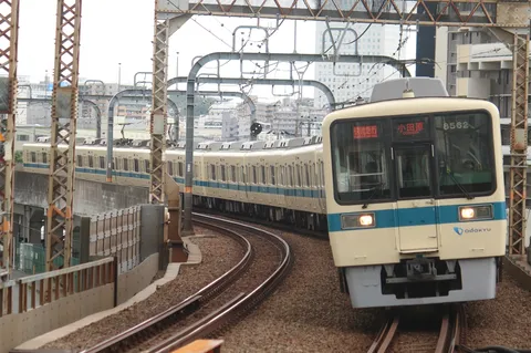 カーブを描く通勤列車の風景