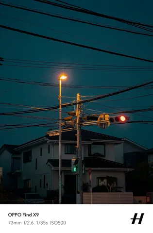 青い空に灯る街灯と信号