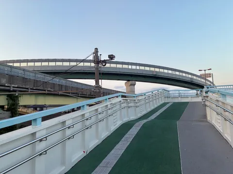 天空の交差点、未来への架け橋