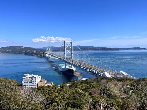青い海と大橋、渦の競演