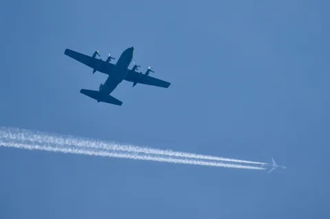 青空を駆ける航空機