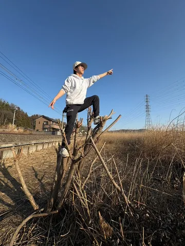 未来を指し示す、開けた空の下