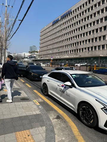 白いタクシーが呼ぶ街角