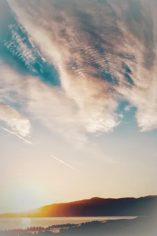 空のキャンバスに描かれた、空の道