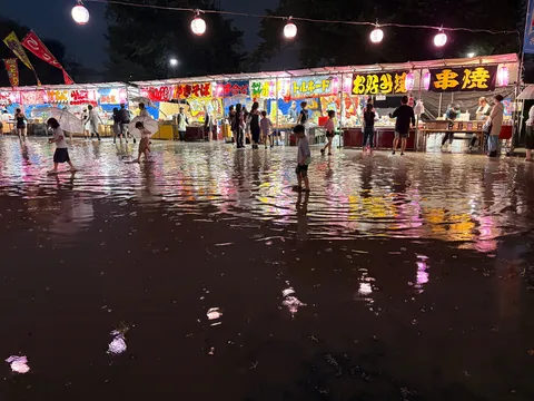 水辺の夜市の光る路面