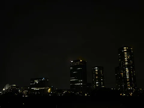 夜景に灯る都会の灯火