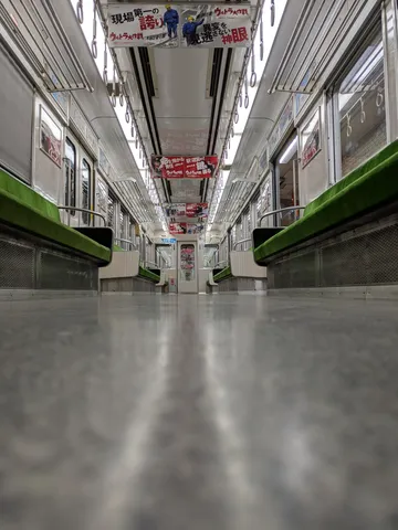 電車の底から見る日常