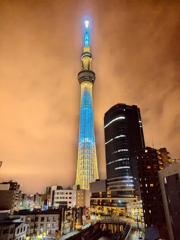 橙に染まる夜空と光の塔