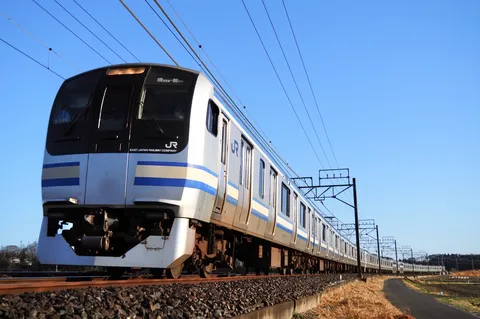 澄みわたる空とモダンな列車