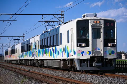 水玉模様が目を引く電車
